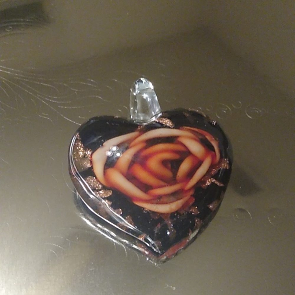 HEART-SHAPED GLASS PENDANT